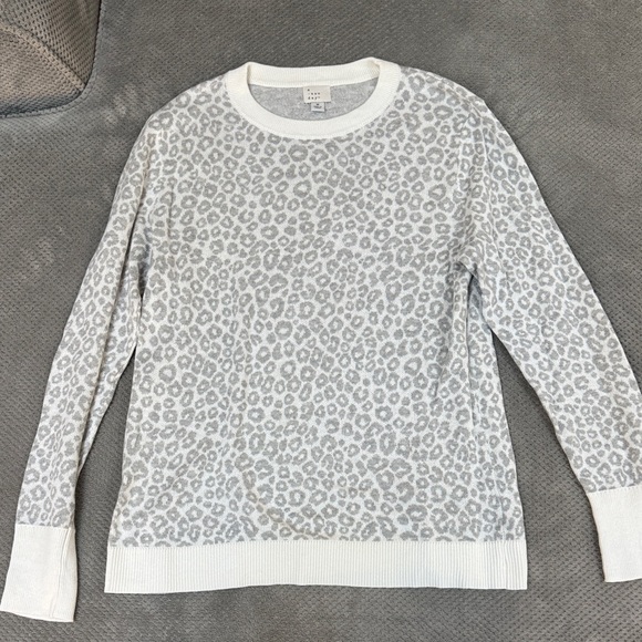 Target White and Gray Animal Print Sweater - Picture 1 of 1